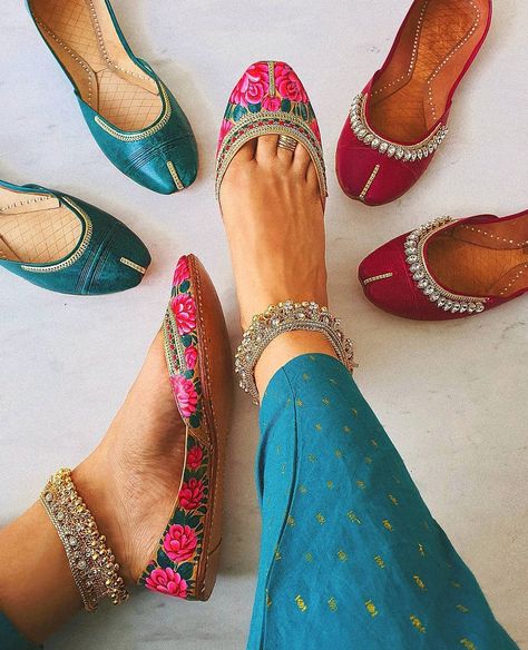 @MARJHANKAUSAR #khussa #pakistani #jutti #juttis #truckart #pakistan #anklets #payal Truckart Pakistan, Khussa Pakistani, Pakistani Jutti, Aura Fashion, Bridal Jutti, Girls Shoes Teenage, Desi Things, Shoes Fashion Photography, Female Footwear