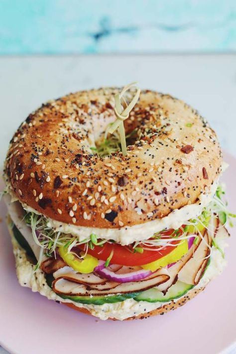 Veggie Hummus Bagel Sandwich Turkey Mozzarella Sandwich, Gourmet Turkey Sandwich, Sandwich Ideas Simple, Fall Sandwich Ideas, Phyllo Breakfast, Hummus Bagel, Big Breakfast Ideas, Beautiful Sandwiches, Turkey Bagel