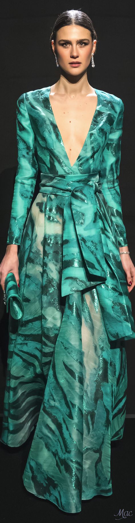 Spring 2017 Haute Couture Loris Azzaro Loris Azzaro, Emerald Green Dresses, Dress Spring, Gala Dresses, Chic Fashion, Clothing Ideas, Spring 2017, Fashion 2017, Beautiful Gowns