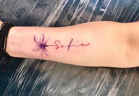 Tattoos For Baby, Name Flower Tattoo, Name Tattoo Ideas, Name Tattoos For Moms, Tattoo For Baby Girl, Baby Name Tattoos, Kid Name Tattoo, Tattoo Placements, Polynesian Tattoos