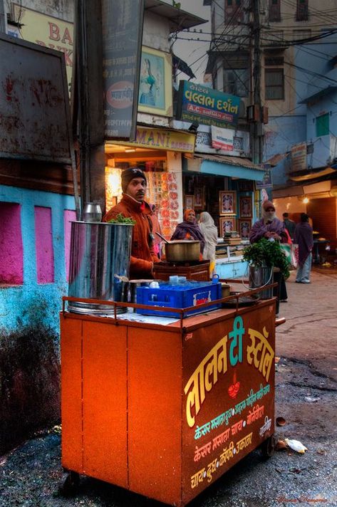 Chai Tea and saying "Chaiwalla" - (Nathdwara, Rajasthan) Love the morning tea here Indian Tea Stall, Rajasthan Street, Morning Chai, Tea Stall, World Street Food, Outside Bar, Tea Stand, Desi Street Food, Indian Chai