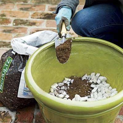 Best of "10 Uses" for Common Household Products - This Old House Easy Gardening Hacks, Planting Pots, نباتات منزلية, Potting Bench, Packing Peanuts, Easy Garden, Potting Soil, Lawn And Garden, Green Thumb