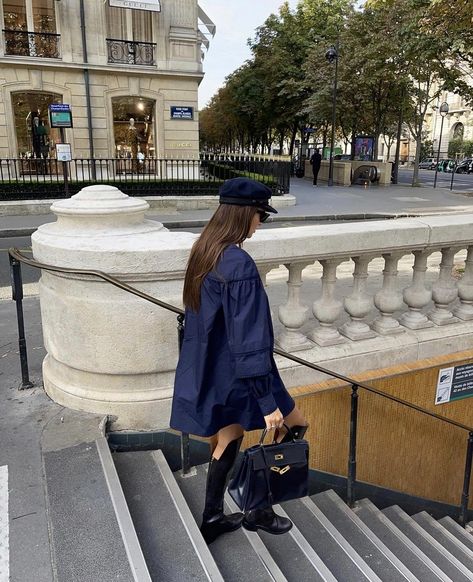 Gabrielle Caunesil is wearing a blue cotton dress, knee-high boots and and a baker hat. Baker Hat Outfit, Baker Hat, Gabrielle Caunesil, Parisian Chic Outfits, Rose Calloway, Calloway Sisters, Blue Cotton Dress, Addicted Series, Old Money Style