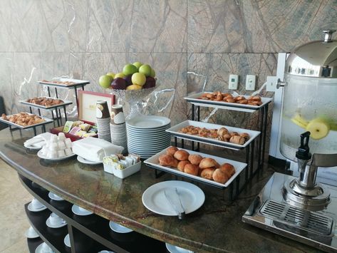 Conference Coffee Break Ideas, Coffee Break Ideas, Coffee Break Table, Coffee Break Catering, Hotel Breakfast Buffet, Baby Chart, Office Catering, Hotel Breakfast, Buffet Set