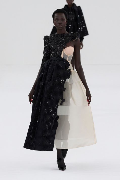 Viktor & Rolf Couture S/S 2024 - Viktor Rolf Hc - 29 Viktor And Rolf, Concept Fashion, Book Fashion, Fashion Silhouette, Art Clothing, Viktor Rolf, Viktor & Rolf, Vogue Runway, Fall Asleep