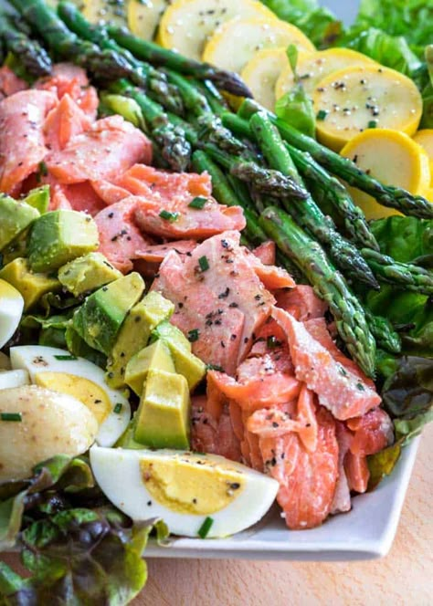 Poached Salmon Recipes, Easy Vinaigrette, Grilled Salmon Recipe, Grilled Salmon Salad, Salmon Salad Recipes, Leftover Salmon, Poached Salmon, Simple Vinaigrette, Eat Salad