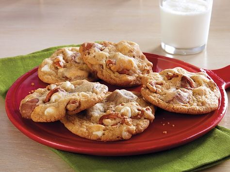 Reindeer Tracks Cookies Reindeer Tracks, Chocolate Pretzel Cookies, White Chocolate Pretzels, Pretzel Cookies, Christmas Candies, Sweet Bites, Peanut Butter Candy, Kiss Cookies, Cookies Bars