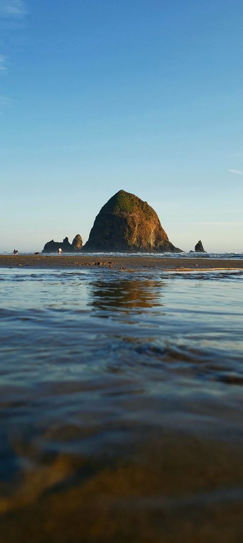 Beautiful Haystack Rock Oregon Roadtrip, Canon Beach, Oregon Beaches, Oregon Road Trip, Cannon Beach Oregon, Painting References, Cannon Beach, Oregon, Beautiful Places