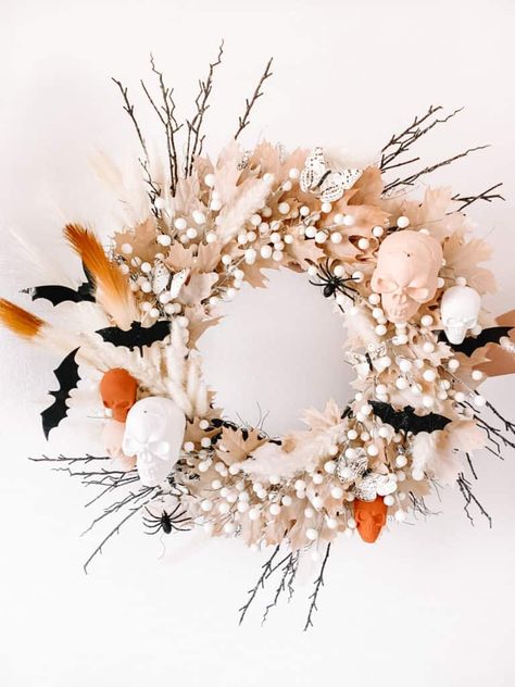 Classy Halloween Diy Decor, Fall Wreath 2023, Chic Halloween Wreath, Diy White Pumpkins, Halloween Hoop Wreath, Cute Halloween Wreath, Boho Fall Crafts, Boho Wreath Diy, Boho Halloween Wreath