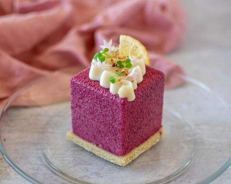 Raspberry Lemon Cake, Entremet Recipe, Raspberry Lemon Cakes, Lemon Cream Cake, Raw Vegan Desserts, Raw Cake, Raspberry Syrup, French Desserts, Raw Desserts