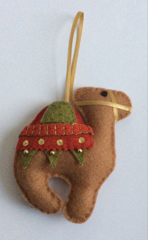 Camel Ornament Diy, Donkey Christmas Ornaments, Free Felt Ornament Patterns, Baby Jesus Craft, Felt Nativity, Felt Giraffe, Mermaid Home Decor, Felt Sewing, Felt Ornaments Patterns