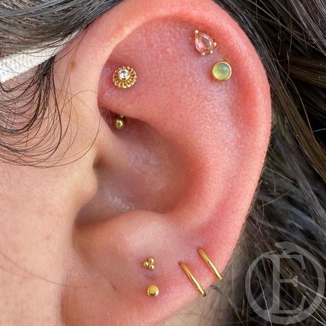 Southbay Piercing on Instagram: “Well healed upper lobe upgrade with a tiny hoop duo 👯 . By @goldenagebodypiercing” Tiny Lobe Piercing, Double Upper Lobe Piercing, Upper Lobe Piercing Ideas, Ears Pirsing, Earring Arrangement, Upper Helix Piercing, Piercing Stacks, Double Lobe Piercing, Pretty Piercings