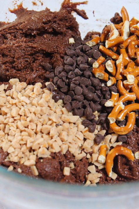 Brownies With Pretzels, Brownie Pretzel, Pretzel Cookies Recipe, Cookies With Pretzels, Loaded Brownies, Brookies Recipe, Practically Homemade, Brownie Mix Cookies, Pretzel Toffee