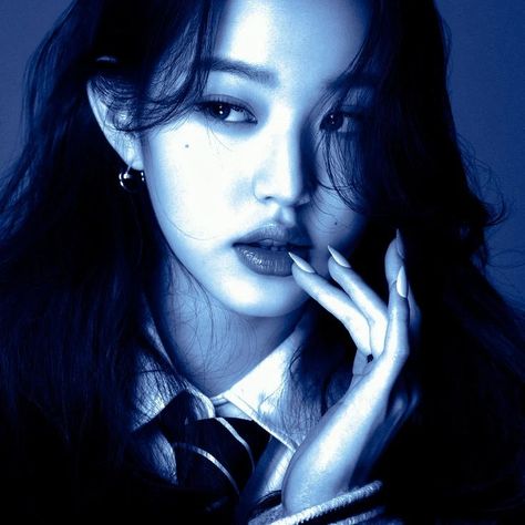 Wonyoung In Black, Blue Cybercore Pfp, Blue Kpop Icons, White + Core + Aesthetic, Blue Cybercore, Funny Friend Pictures, Blue App Icons, Cybercore Aesthetic, Blue Core