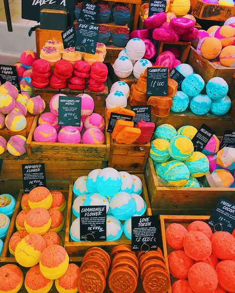 Lush Soap, Shop Business Ideas, Tori Burch, Lush Products, Lush Bath, House Smell Good, Bath Bomb Recipes, Lush Cosmetics, Victoria B