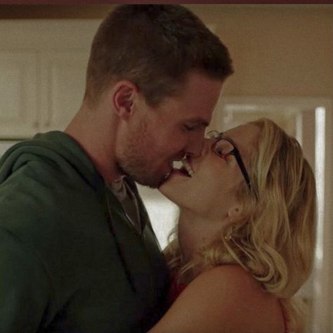 Oliver Queen & Felicity Smoak Oliver Queen And Felicity Smoak, Oliver Queen Felicity Smoak, Felicity Smoak, Emily Bett Rickards, Oliver Queen, Queen