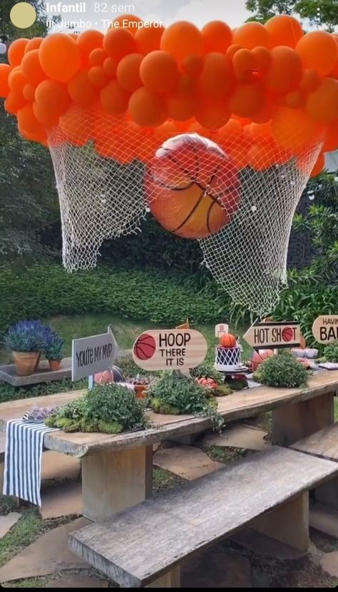 Basketball Birthday Balloons, Basketball Theme Wedding, Basketball Theme Birthday Party, Golden State Warriors Party, Ball Theme Party, Basketball Banquet, Basketball Themed Birthday Party, Basketball Theme Birthday, Basketball Decor