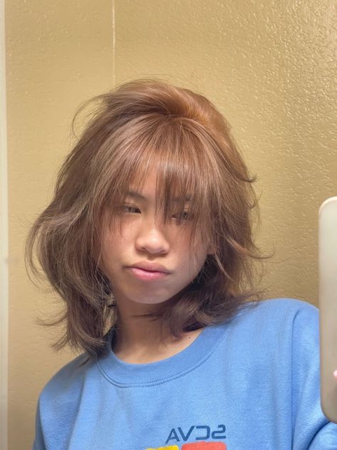 Short Hair With Layers Grunge, Short Layers Hair With Bangs, Round Face Aesthetic Haircuts, Bangs With Layered Hair Medium, Haircuts For Women With Straight Hair, Wispy Layers Short Hair, Cute Short Hair Cuts With Bangs, Tomboy Bangs, Short Layered Haircuts Shoulder Length Thick Hair