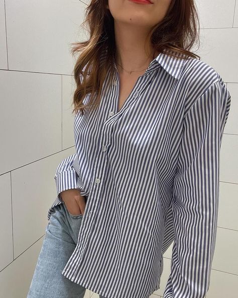 Cropped Striped Button Up Shirt Outfit, Striped Button Up Shirt Outfit, Ootd Moodboard, Button Up Shirt Outfit, Striped Top Outfit, Brocade Blouse Designs, Ideal Lifestyle, Uni Fits, Polo Outfit