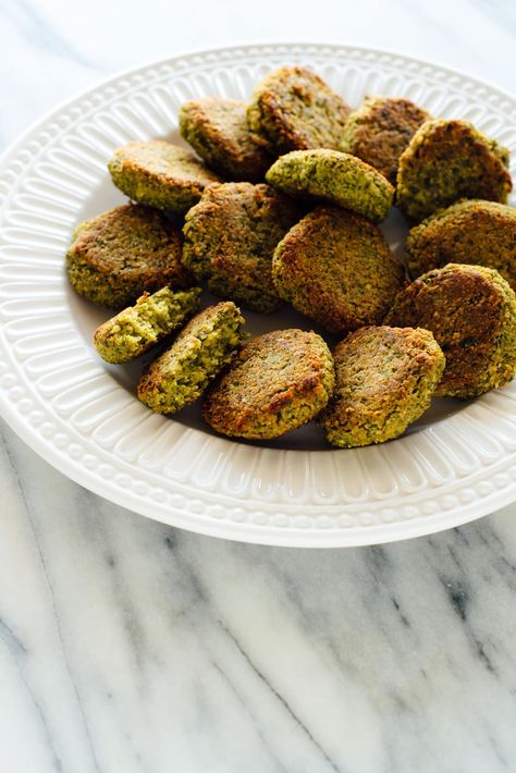 The BEST homemade falafel recipe! This falafel is crispy on the outside, fresh on the inside, and baked in the oven instead of fried! #falafelrecipe #bakedfalafel #crispyfalafel #healthyfalafel Tahini Dressing Recipe, Baked Falafel, Falafel Recipe, Falafels, Tahini Sauce, Canned Chickpeas, Fried Food, Finger Food, Gravy