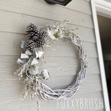 White Pine Cone Wreath, White Grapevine Wreath Christmas, White Twig Wreath, White Grapevine Wreath, Stick Wreath, Simple Wreath, Pinecone Crafts, Decorating Crafts, White Christmas Wreath