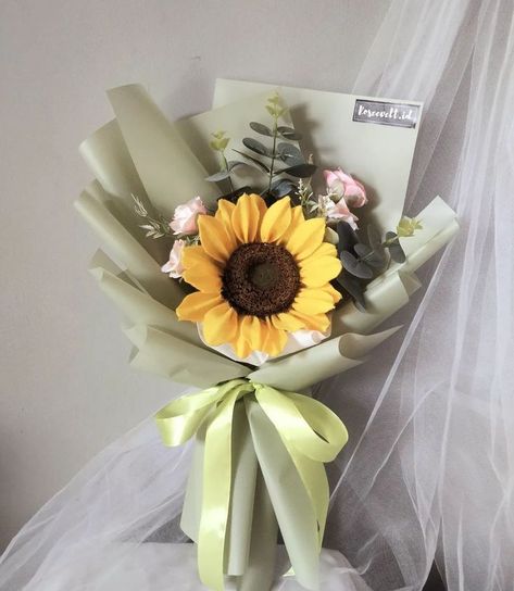 Inspirasi buket bunga matahari Diy Bouquet Wrap, Pipe Cleaner Flowers, Money Bouquet, Flower Bouquet Diy, Sunflower Bouquets, Bouquet Wrap, Flowers Bouquet Gift, Paper Flowers Craft, Flower Diy Crafts