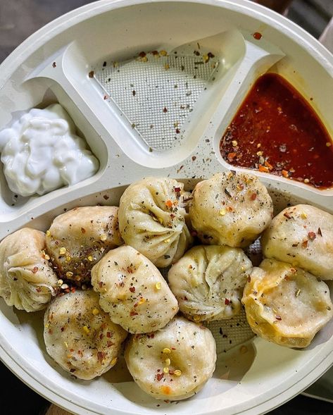 Non Veg Aesthetic, Momos Pic Food, Momos Aesthetic, Momos Chicken, Snacks Platter, Momo Food, Veg Momos, Coffee Doodle, Vegetarian Fast Food