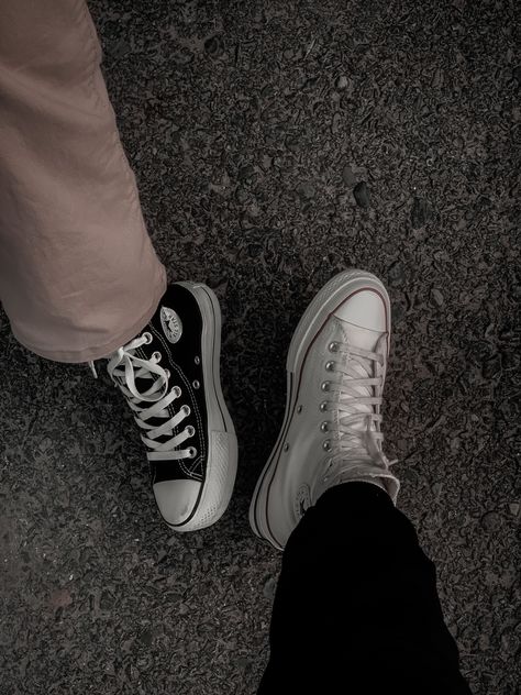 White Converse Aesthetic, Converse Couple, Couples Converse, Fake Bf, White All Star, Doctor Aesthetic, Lynn Painter, Converse Aesthetic, Chuck Taylor 70