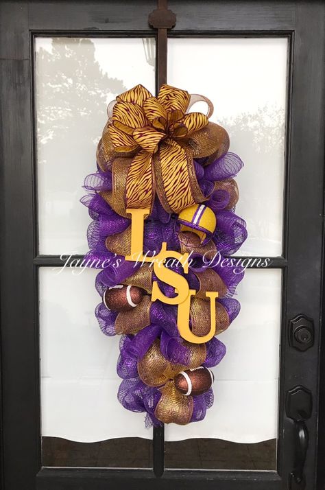 Lsu Wreath Diy, Lsu Football Party, Lsu Door Wreaths, Lsu Party, Lsu Wreath, Football Party Decorations, Football Spirit, Swag Ideas, Sports Wreaths