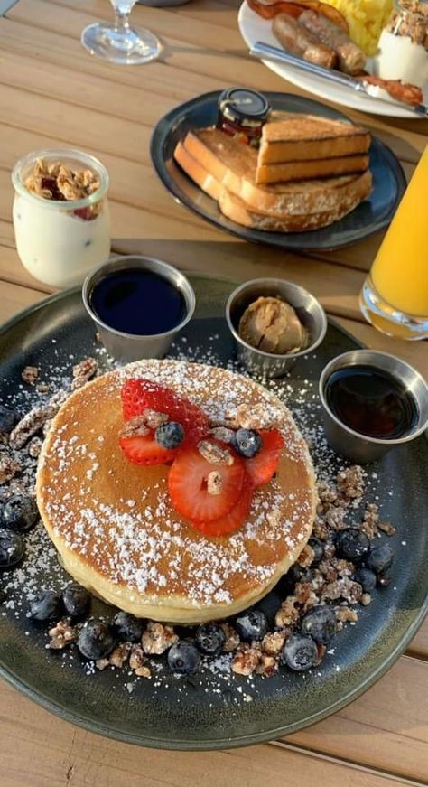 Cute Breakfast Restaurant, Pancake With Strawberries, Instagram Breakfast Pics, Food Inspiration Breakfast, Breakfast Asthetic Picture, Pretty Food Breakfast, American Breakfast Aesthetic, Snap Breakfast, Breakfast Esthetic