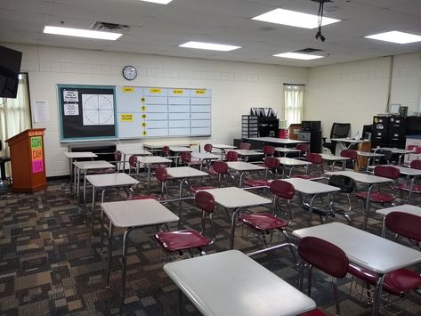 Classroom Setup Middle School, High School Math Classroom Decorations, Classroom Organization High School, Sarah Carter, High School Math Classroom, Classroom Arrangement, Math Classroom Decorations, High School Math Teacher, Classroom Pictures