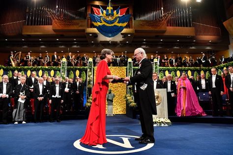 Women in Rare Company Accept Nobel Prizes in Physics and Chemistry - The New York Times School Awards Ceremony, Physics And Chemistry, Famous Lifestyle, Nobel Prize In Physics, Princess Sofia Of Sweden, Women Scientists, Nobel Prize Winners, Medical School Motivation, Nobel Peace Prize