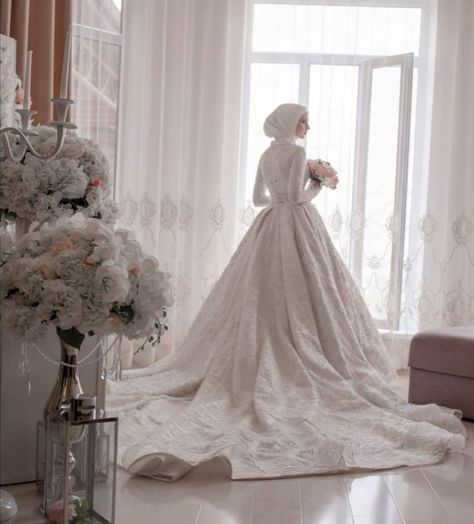 Muslim Girl Wedding Dress, Hijabi White Wedding Dress, Dream Wedding Dresses Hijab, Hijab Wedding Dresses Princesses, White Muslim Wedding Dress, Muslim Wedding Dresses Modern, Wedding Gown Hijab, Hijabi Wedding Dress, Muslim Wedding Dress Hijab Bride