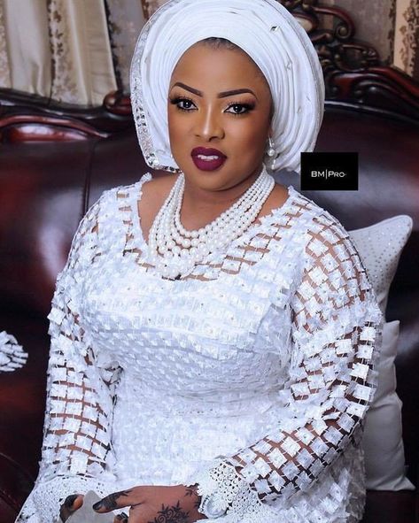 African Head Dress, Lace Dress Short, White Lace Dress Short, African Ladies, Nigerian Lace Styles, Nigerian Bride, African Wedding Attire, Traditional Weddings, Traditional Attires