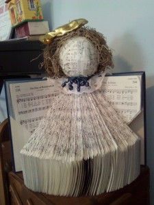 Hymnal Angel, Hymnal Crafts, Angel Tutorial, Book Angel, Book Sculptures, Recycle Paper, Upcycled Items, Christmas Angel Crafts, Christmas Arts