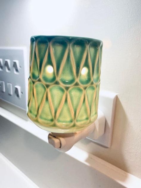 Bring on the vintage vibes! This sweet slice of retro charm is simply fab. #scentsy #warmer #homefragrance #homedecorideas #vintage #retro Scentsy Rejoice Mini Warmer, Scentsy Daydream Mini Warmer, Scentsy Light From Within Mini Warmer, Scentsy Aqua Glow Warmer, Scentsy Butterfly Season Mini Warmer, Independent Scentsy Consultant, Scentsy Facebook, Join Scentsy, Scentsy Consultant