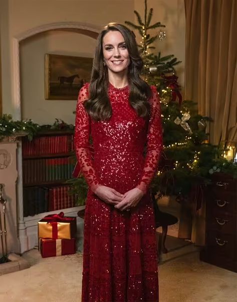 Kate smiling in a red dress Kate Middleton Christmas, Royal Family Christmas, Needle And Thread Dresses, Principe William, Royal Christmas, Reine Elizabeth Ii, Style Royal, Reine Elizabeth, Anja Rubik