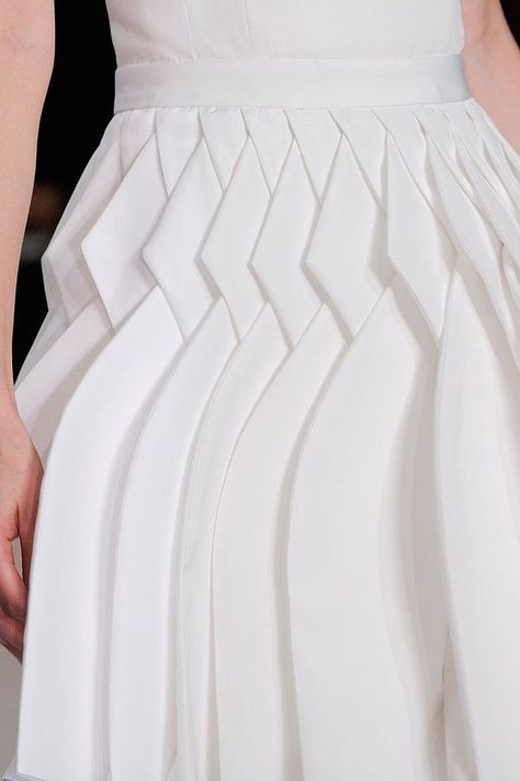 Folds at pleats detail at Viktor & Rolf Spring 2014. #ss14 #pfw Victor And Rolf, Detail Couture, Origami Fashion, Sculptural Fashion, Fashion School, Couture Mode, Viktor & Rolf, Mode Inspiration, Looks Style