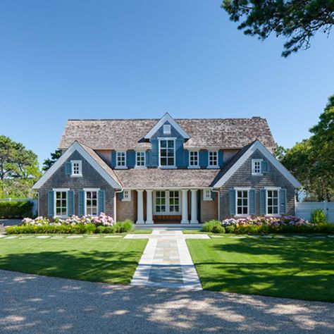 Southern Cape Cod House, Nantucket Style Homes Exterior Cape Cod, Cap Cod Style Homes Exterior, Cape Cod Bungalow, Cap Cod Style Homes, Cape Cod Style Homes, Wadia Associates, Cape Cod Homes, Cape Cod Beach House