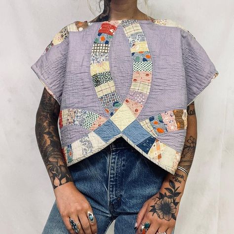 Taylor Randal | SOLD 1st quilt crop top ✨🥺dropping this and 20+ more reworked items on my depop this friday 💌#quilt #reworked #vintage #quiltjacket... | Instagram Quilted Clothing, Quilt Coat, Quilted Clothes, Quilt Square Patterns, Upcycle Sewing, Reworked Vintage, Quilt Jacket, Diy Quilt, Recycle Clothes