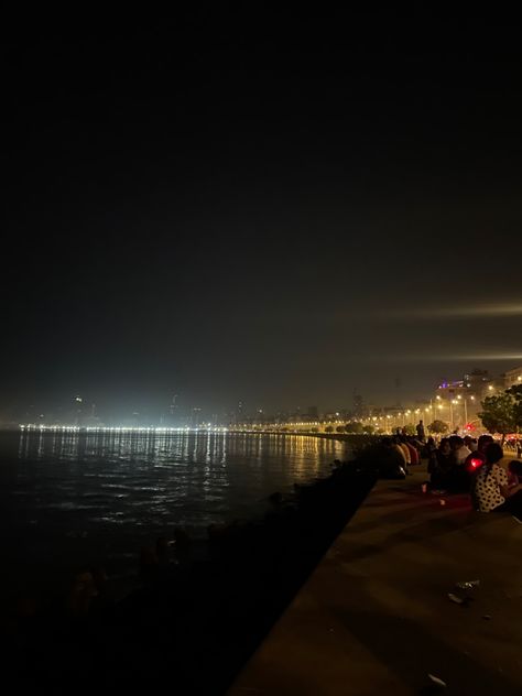 Marine Drive Mumbai Photo Poses, Marine Drive Mumbai Night, Marine Drive Mumbai Photography, Sea Link Mumbai Night, Marine Drive Mumbai, Blur Photography, Black And White Picture Wall, Chill Photos, Night Photos