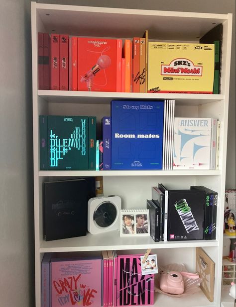 Kpop Album Organization Ideas, Kpop Shelf Organization, Acnh Boho, Kpop Albums Shelf, Pop Shelf, Kpop Shelf, Album Storage, Kpop Room, Kpop Albums