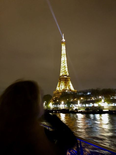 Rp Girl, Anna And The French Kiss, Brunette Aesthetic, Girl In Paris, Artsy Photography, Paris Girl, Paris Vacation, Amazing Places On Earth, Parisian Life