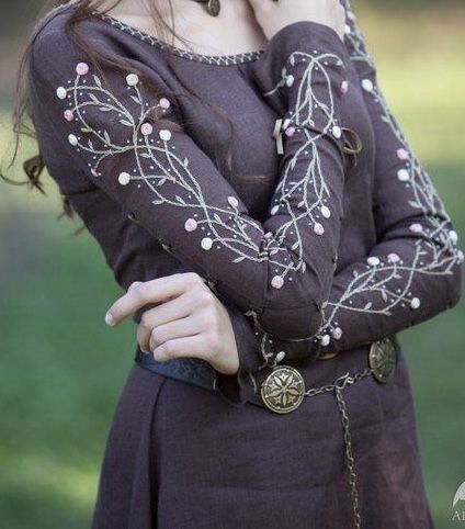 Elvish Embroidery, Game Of Thrones Inspired Outfits, Elvish Clothing, Elven Clothes, Casual Fantasy Clothing, Half Elf, Viking Dress, Fair Outfits, Embellished Shoes