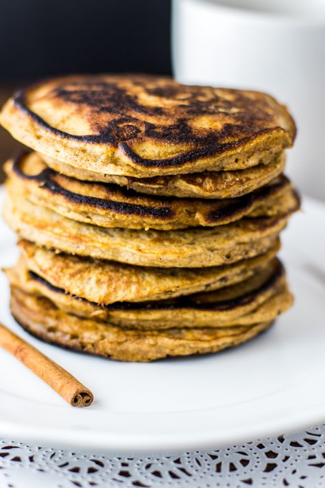 Paleo Maple Butternut Squash Pancakes - Fit Happy Free Maple Butternut Squash, Butternut Squash Pancakes, Squash Pancakes, Butternut Squash Cinnamon, Squash Fritters, Fall Meal, Fall Breakfast, Aip Recipes, Paleo Breakfast