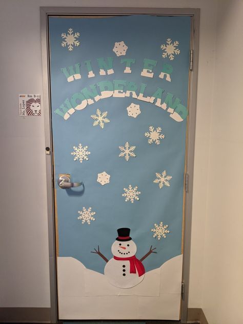 Winter classroom door decoration.  Small snowman standing in snow on a blue background with snowflakes falling.  Words above him say Winter Wonderland in snowy letters. Christmas Door Design, Winter Door Decorations Classroom, Winter Classroom Door, Winter Classroom Decorations, Holiday Crafts Decorations, Door Decorations Classroom Christmas, Winter Crafts Preschool, Sunday School Decorations, Wonderland Party Decorations