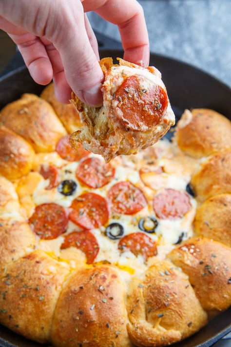 Stuffed Crust Pizza Dip Arabic Pizza, Garlic Buns, Stuffed Crust Pizza, Pizza Dip Recipes, Pepperoni Pizza Dip, Stomach Rumbling, Italian Entrees, Cheese Dips, Stuffed Crust