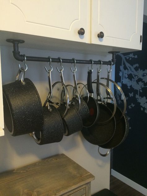 Pots and pans galvanized pipe industrial hanger, with s hooks, underneath kitchen cabinets. Pot Hangers For Kitchen, Industrial Hanger, Pipe Storage, Pan Hanger, Kitchen Industrial, Rack Industrial, Industrial Windows, Pipe Rack, Bathroom Furniture Modern