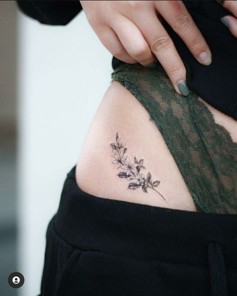 Tattoo Placement Hip, Floral Hip Tattoo, Flower Hip Tattoos, Cute Thigh Tattoos, Tato Minimal, Flower Thigh Tattoos, Petit Tattoo, Hip Tattoos Women, Thigh Tattoos Women