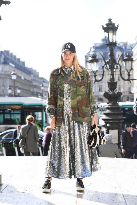 Camouflage jacket sequin dress Jersey Prom Dress, Camouflage Outfits, Maxi Skirt Style, Camo Fashion, Street Style Edgy, Metal Clothing, Urban Street Style, Camo Jacket, Autumn Street Style